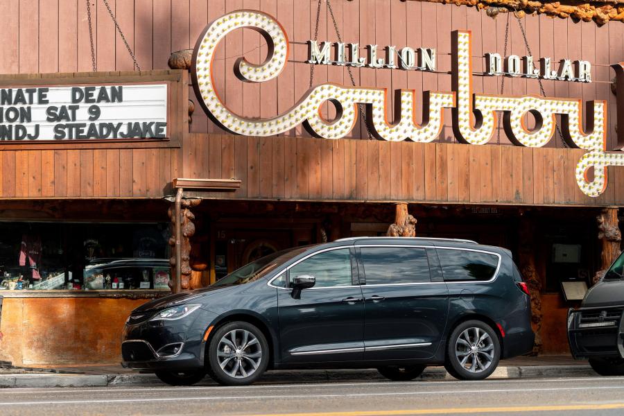  Chrysler Pacifica Limited (RU) 2016 года  (фото 3 из 40)